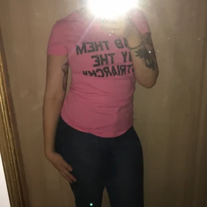 hot pink "grab them by the patriarchy" tshirt - hot pink "grab them by the patriarchy" tshirt, small men passar xs samt medium men lite tajt. Lite längre tshirt som är gjort i bomull, bara använd 2-3 ggr men nytvättad. super skönt material!