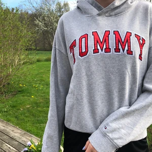 hilfiger hoodie - fin ljusgrå hoodie från Tommy hilfiger. Använd kanske 3 gånger men ändå i fint skick. storlek 164 men passar mig som vanligtvis har XS-S 💓 skicka gärna för frågor eller fler bilder🥰