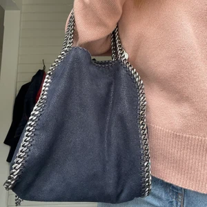 Säljer min nd vi - Säljer min Stella McCartney väska som jag haft i ca 2 år men tyvärr knappt använd vilket är därför jag säljer den. Äkthetsbevis finns och kvitto osv. Köpte för strax över 8000kr.