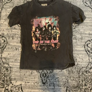 Kiss tröja - Kiss tröja med fram och baksidetryck. Köpt på Pull and Bear. 🪅💥