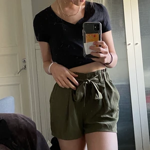 Gröna ”finshorts”, bikbok - Säljer dessa SÅ SKÖNA sommarshortsen som är lite extra fina. De är i ett glatt material som inte skrynklar sig, samt med ett knytband i midjan💚  Knappt använda, köpare står för frakt