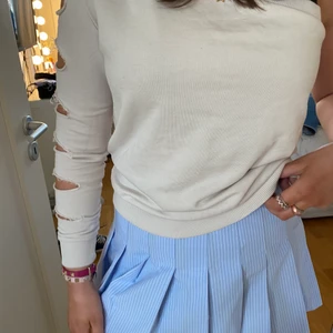 Hålig tröja  - Så unik tröja!! Kan skicka men köparen står för frakt! Bud från 70 