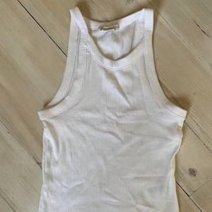 Vitt linne  - Ett vitt ribbat linne från monki i storlek s. Aldrig någonsin använt och är då i ny skick🤍 den passar bra till allt men säljerden då den inte är min storlek. 💗💓