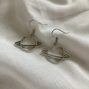 saturnus earrings 🪐 - egengjorda örhängen med planet berlocker ⭐️