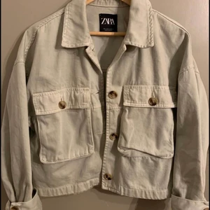 Jacka  - Jacka ifrån Zara i färgen ”mint-grön”, färgen fångas inte på bild så den ser mer grå ut på bild men är mer mot det mint-gröna hållet i verkligheten. Modellen är en aning ”over-size”.  Strl EUR S, USA S, MEX 26 