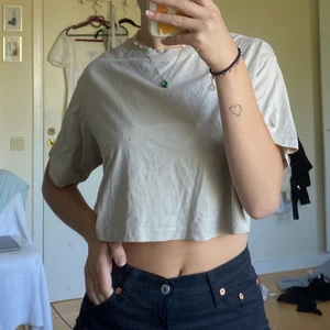 Crop top - Croppad T-shirt från H&M. Helt ny! 50kr inklusive frakt ❤️