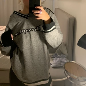 Champion sweatshirt - Sjukt fin och ball champion sweatshirt, den e använd men fortfarande i mycket bra skick. Frakt tillkommer, hör av er om ni har frågor!😊