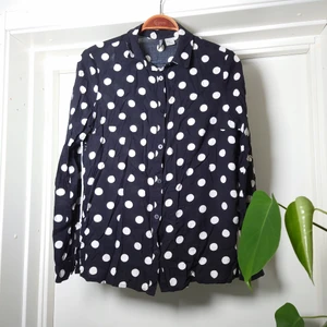 Skjortblus - Svart skjortblus med vita pricka! I bra använt skick. Passar 36/38🍒