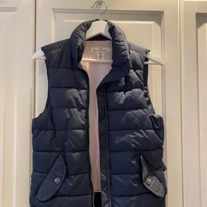väst  - en väst som inte används längre, väldigt bra kavalite och använd 3 gånger. Är som storlek S , kort och inte stor 💕180kr+frakt. 