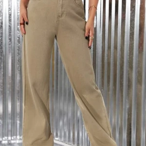 Knapp slätt jeans i storlek L - Dessa är ett par jeans som inte har används. Dom är från shein. Jeansen har också en en liten öppen sida vid benen. 