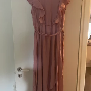 Långklänning med midjeband storlek M - I nyskick! Använd en gång, den är rosa, gammelrosa.