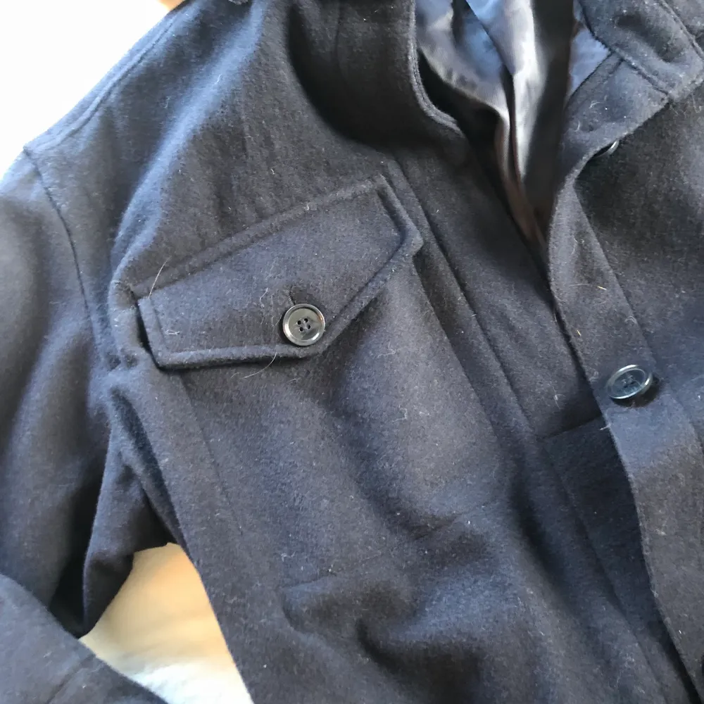 Skit snygg mörkblå lång kappa från weekend,bara använde några gånger och är i bra kvalitet och inget fel med jackan!🧿🧿🧿. Jackor.