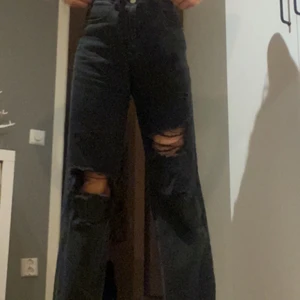 Svarta jeans  - Säljer dessa svarta jeans med hål i, använt några gånger! Köparen står för frakt💜 
