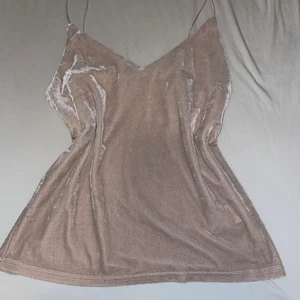 Fest topp - Säljer denna extremt fina satin fest toppen i puder rosa