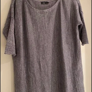 Glittrid topp Filippa K  - Glittrig oversizetopp från Filippa K. Står XS i den men då sitter den mer som en klänning. Funkar som tisha upp till storlek L. Nypris 899