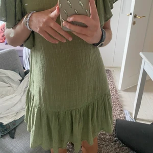 Klänning - Snygg klänning i olivgfärg