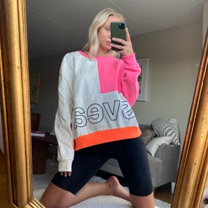 Cool Svea sweatshirt  - Cool sweatshirt med colourblocks i neonfärger. Oversized och perfekt till cykelbyxor eller jeans. Ordinariepris 699