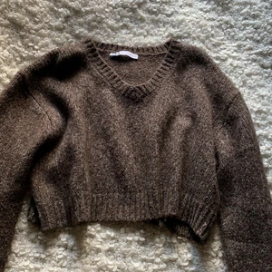 Stickad tröja  - Stickad tröja från zara förra hösten. Superfint skick och materialet nopprar inte, så mysig och perfekt brun färg🙏🐻storlek S men passar xs också