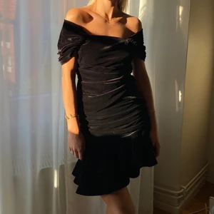 Set i sammet - Kjol och topp i matchande set. Mjukt sammetsmaterial. Fina rynkor på både topp och kjol. Kjolen något snedställd med volanger nedtill. Toppen har fina ärmar som man kan ha både nedhasade eller upp över axeln. Dragkedja bak på kjolen och resår och dragkedja på toppen. Fint att ha ihop som en klänning eller var för sig. PERFEKT för höst och vinter! Båda delarna använda 1 gång.