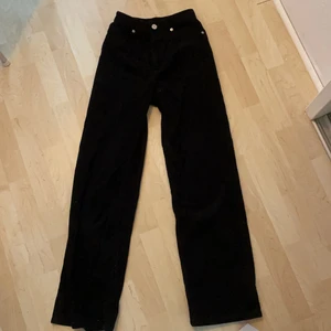 Yoko corduroy trousers - Svarta manchesterbyxor från monki. Inga tydliga tecken på användning.