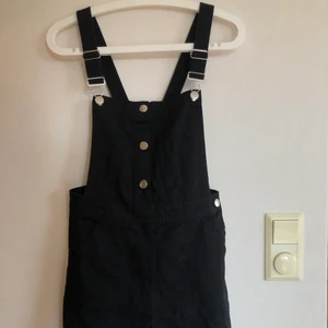 H&M jeansklänning storlek 40/UK 14 - Oanvänd svart jeansklänning från H&M som köptes i London 🖤 lite liten så passar en 36/38 bättre. 