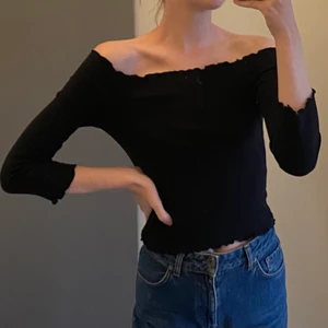 Over-the-shoulders black top 🖤 - Fitted, svart topp, medellånga ärmar. Bra skick! 