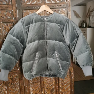 Säljes peak performance - Jacka från Peak Performance, ganska stor i storleken färgen är Metallic blå färg och tyget är i sammet den är stor i ärmarna och använd ett fåtal gånger, mycket varm och skön till vintern/hösten 