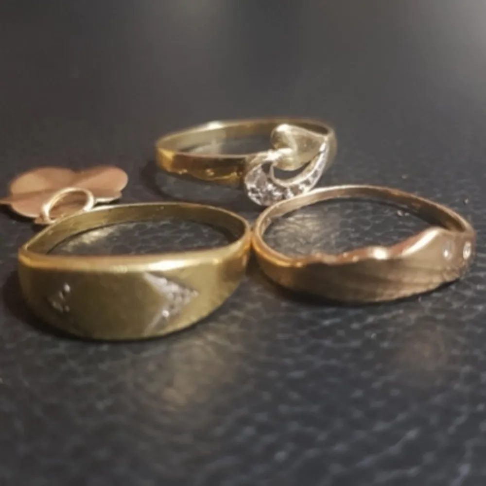 Äkta 18k guld 3  ringer  diamanter  , och en fixade 18k ring med stenar och en   hänge   ringer size är 16.5mm _ 17.5 mm och 18.5_19.5mm. Accessoarer.