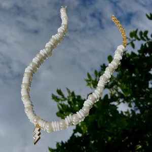 maja necklace ✨ - pärlat halsband med blixt berlock i mitten ( justerbart ) 🤍⚡️⭐️ lägger upp igen pga den andra råkades ta bort 