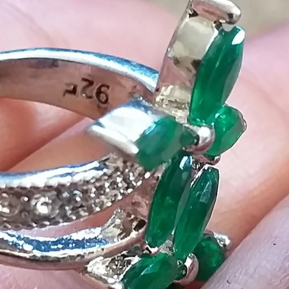 Äkta Ädelstenar smaragd 2 blommor silver starling925  ring size 17.5 / 18.5 mm. Accessoarer.