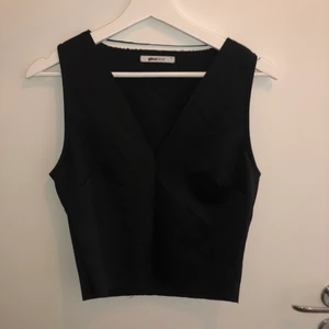Storlek - M - En snygg svart topp med silkes liknande tyg i storlek M🥰
