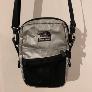 Supreme X The North Face Shoulder Bag  - Silver axelväska från Supreme X The North Face. Bra skick, inte använt mycket✌️