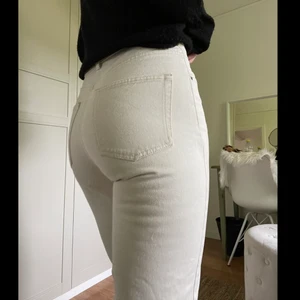 Beiga jeans - Säljer beiga jeans köpta på Lindex. De är tyvärr för korta för mig (179). De är i storlek 38 och i väldigt bra skick. Nypris 400kr säljer för 200kr+frakt.💕