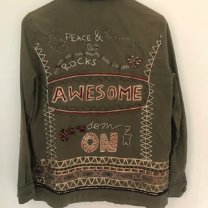 Zara jacka  - Grön jacka med broderie på ryggen från zara! Bra skick!