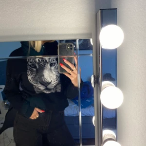 The cool elephant hoodie - Hoodie från the cool elephant, jätte skönt matrial och den är helt hel! Köparen står för frakt💞💞