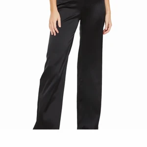 Zara byxor  - Jätte fina kostymbyxor i silkes matrial från zara, formar kroppen jätte fint passar alla typer inga fickor i bak utan bara helt vanliga. Långa på mig som är 161/162 så passar längre❤️😍😍👌🏼👌🏼💗 frakt 66 kr. Storlek 36 men skulle kunna säga att den passar dom som har större och mindre än 36. 