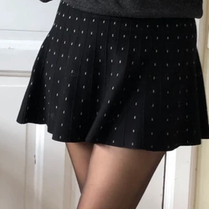 Kjol - Säljer denna kjol som jag köpte på Lan Zarote 2015! Den är från märket Sinty och är perfekt som höst/vinterkjol eftersom den är stickad, tjock och ganska ”tung” i tyget (lägger sig också skitsnyggt just för att den är så tjock). Jätteskön och fin och speciellt unik då den är köpt utomlands många år sedan som sagt. Kjolen är svart med små vita sträck längs med. Det står storlek XL i men den är något för kort på mig som vanligen har storlek M & är ca 172 cm:)💗 (smutset är på spegeln)