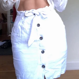 IT HAS POCKETS💕 - Världens sötaste kjol från Zara som kommer färsk från en photoshoot, måste tyvärr sälja då den är för liten😭😭😭❤️ underbart gullig i linne-aktigt material, går att knyta och har (som sagt) FICKOR (guld!!!)