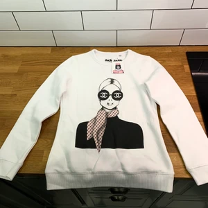 Jackie tröja strl xs - Riktigt fin tröja från Jackie. Vit med ikoniskt tryck. Helt oanvänd och i toppkvalitet. Vitare tröja får man leta efter! 