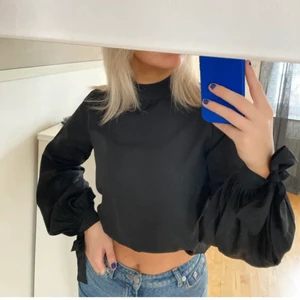 Söt blus - Söt blus med ballongärmar som man knyter själv, köpare står för frakt💕