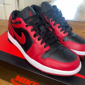 Jordans low - Säljer dessa låga jordans i storlek 40,5. De är i jättefint skick och är endast använda 1 gång. Köpare står för frakten❤️