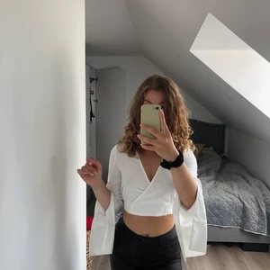 Croppad topp - Croppad skjorta/topp med vida armar. Stretchig i midjan. Aldrig använd, endast testad. 