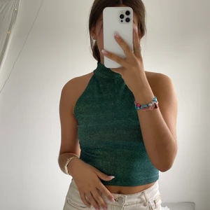 Glittrig festtopp  - Grön glittrig fest topp från Gina tricot. Super fin och sitter väldigt bra. Säljer pga flytt. Skriv om frågor!! Frakt tillkommer💜