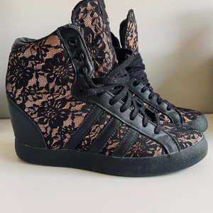 Adidas Jeremy Scott Lace  - Skor, stl. 40, Dam Adidas Jeremy Scott Lace - Limited Edition. Strl 40.   Sparsamt använda och sjukt snygga!