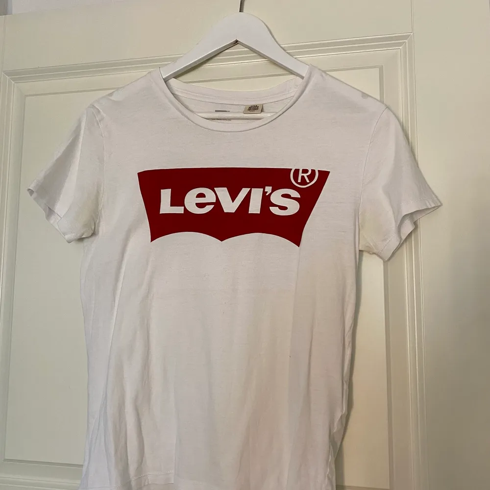 T-shirt från Levi’s i fint skick. Använd 5 ggr. Storlek S. Hör av dig vid intresse❤️. T-shirts.