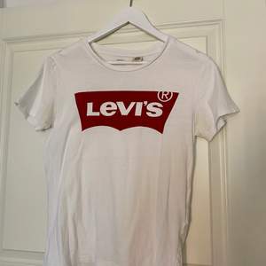 T-shirt från Levi’s i fint skick. Använd 5 ggr. Storlek S. Hör av dig vid intresse❤️