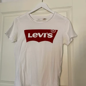 Levi’s t-shirt  - T-shirt från Levi’s i fint skick. Använd 5 ggr. Storlek S. Hör av dig vid intresse❤️