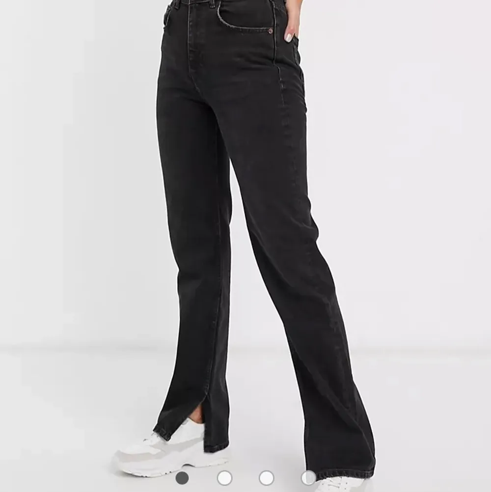 Säljer nu ett par jeans med slits från Pull and Bear pga att de var för små för mig✨ Båda färgerna är slutsålda på hemsidan och jeansen har slits längst ner, båda i storlek 36💕 skriv gärna till mig vid intresse!!🤍 200kr styck . Jeans & Byxor.