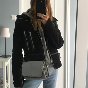 Väska  - Grå väska som är köpt i london så vet ej märke 💗