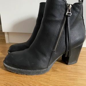 Ankle heels - Sparsamt använda ankle-heels med dragkedja stl. 38. Perfekta till hösten. 🍂